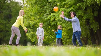 Порадуйте своих детей: интересные игры с мячом для всей семьи