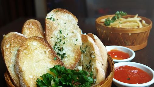 Нетипичные бутерброды: готовим вкуснейший чесночный хлеб двумя способами