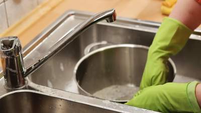 5 вещей, которые нельзя делать, когда моете посуду вручную