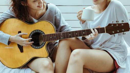 Как научиться играть на гитаре дома: пошаговая инструкция