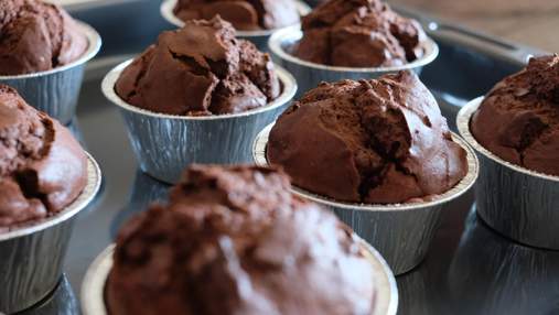 Шоколадный кекс за 5 минут: рецепт диетического десерта на скорую руку