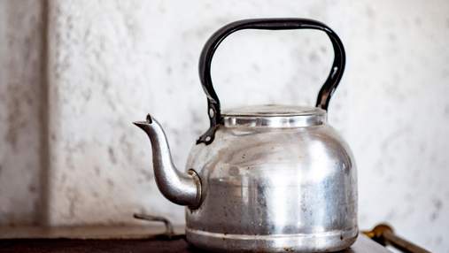 Без зайвої хімії: жінка поділилася лайфхаком, як легко відчистити чайник